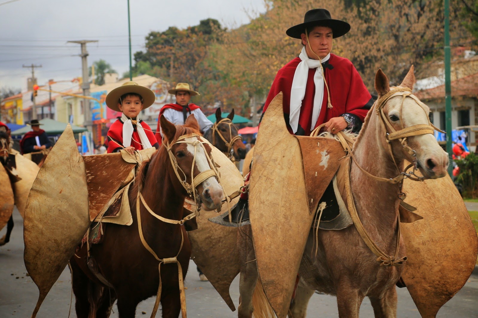 Gauchos en ponchos rouges à cheval