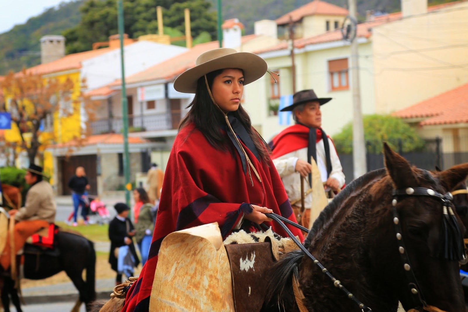 Gaucha souriante sur son cheval