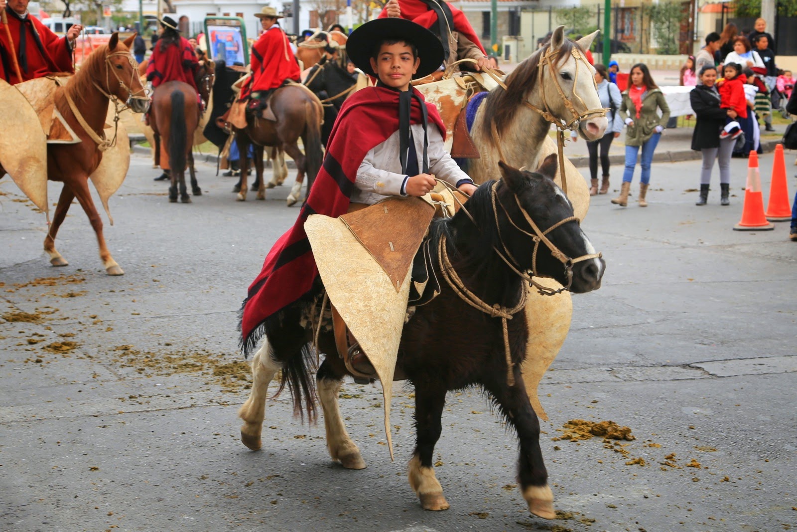 Gaucho au poncho rouge dans le défilé