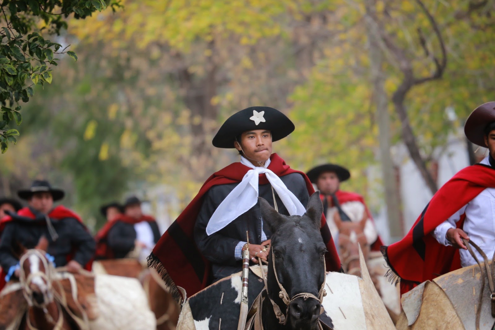 Cavaliers aux ponchos rouges
