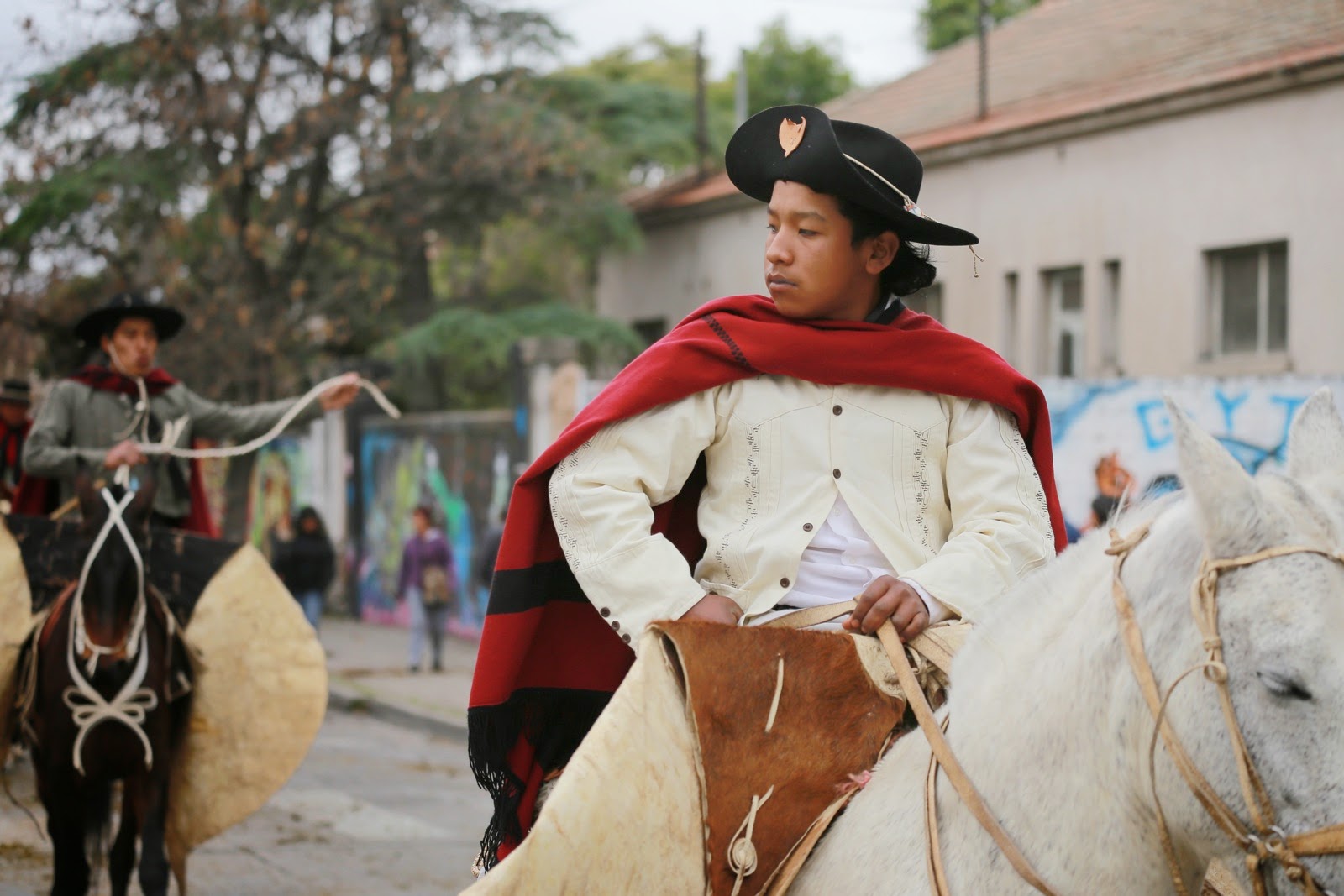 Gaucha sur un cheval blanc