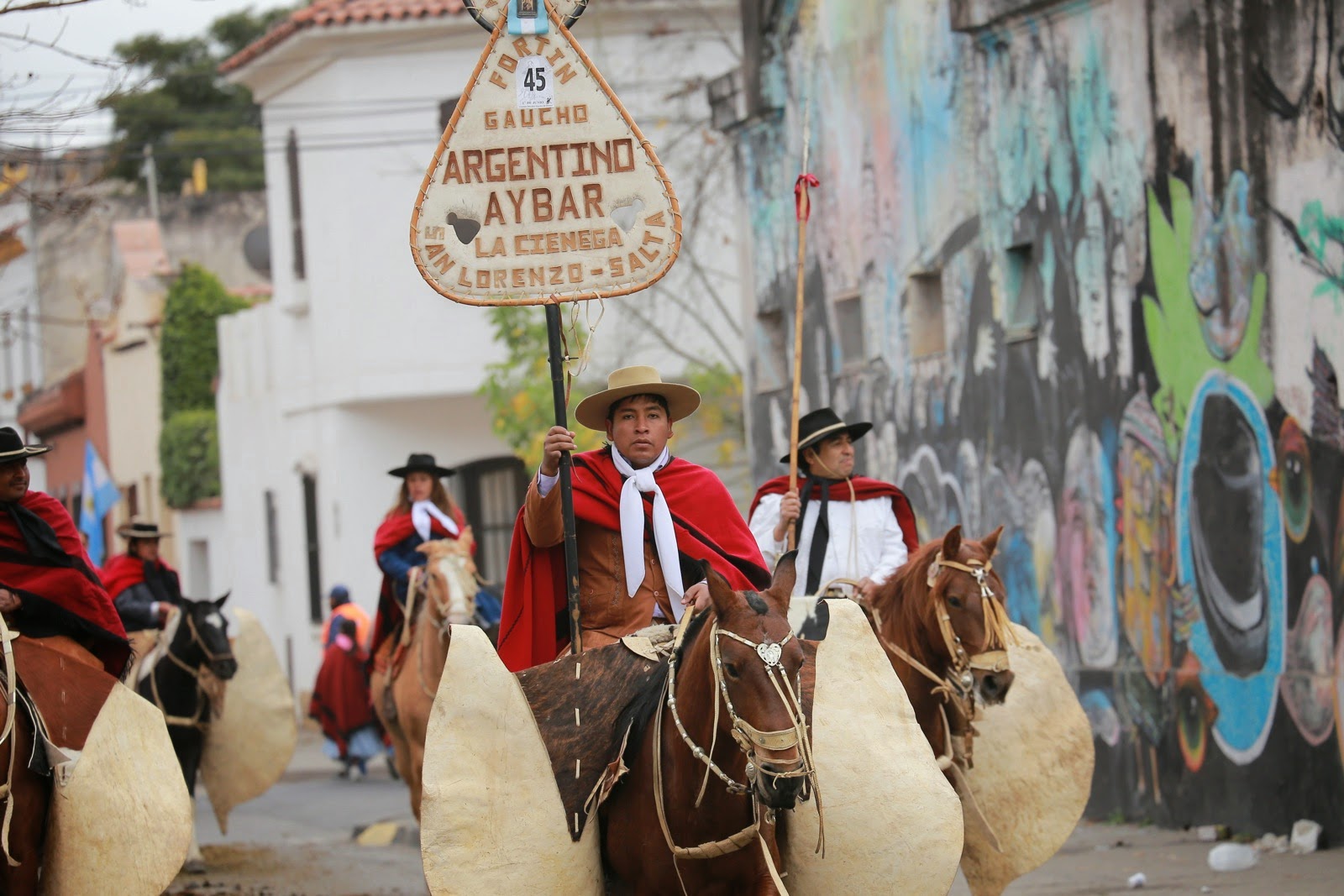 Défilé de gauchos dans une rue de Salta