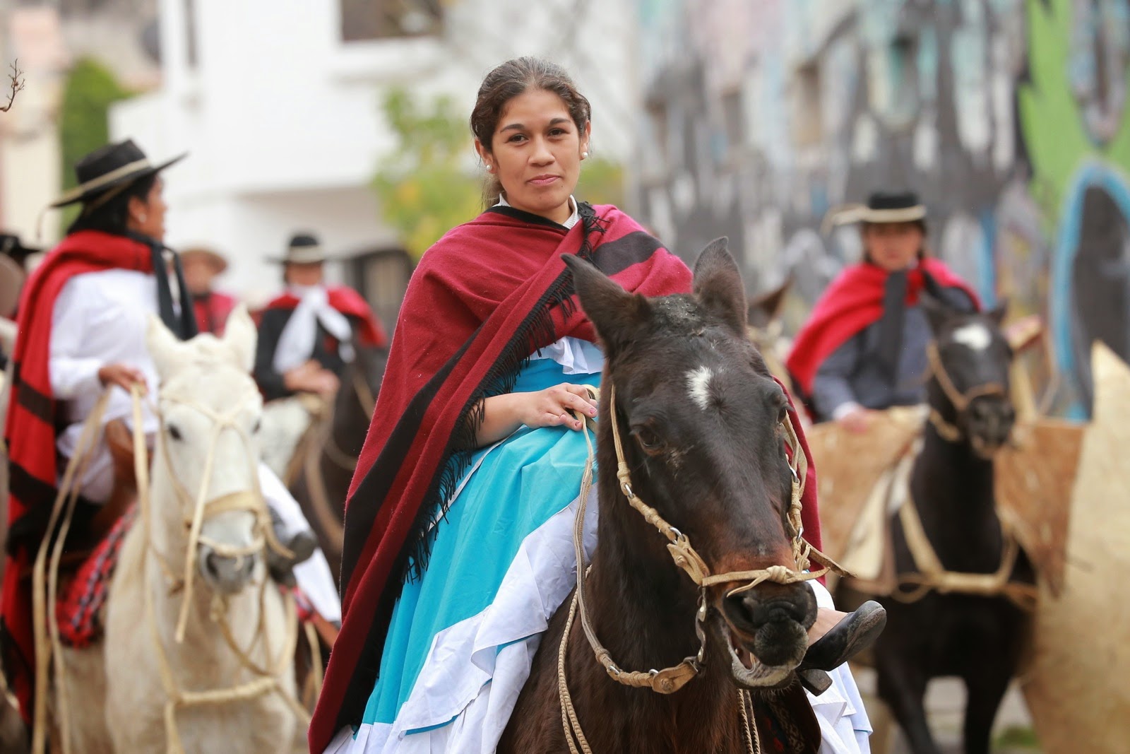 Gaucha en poncho sur son cheval