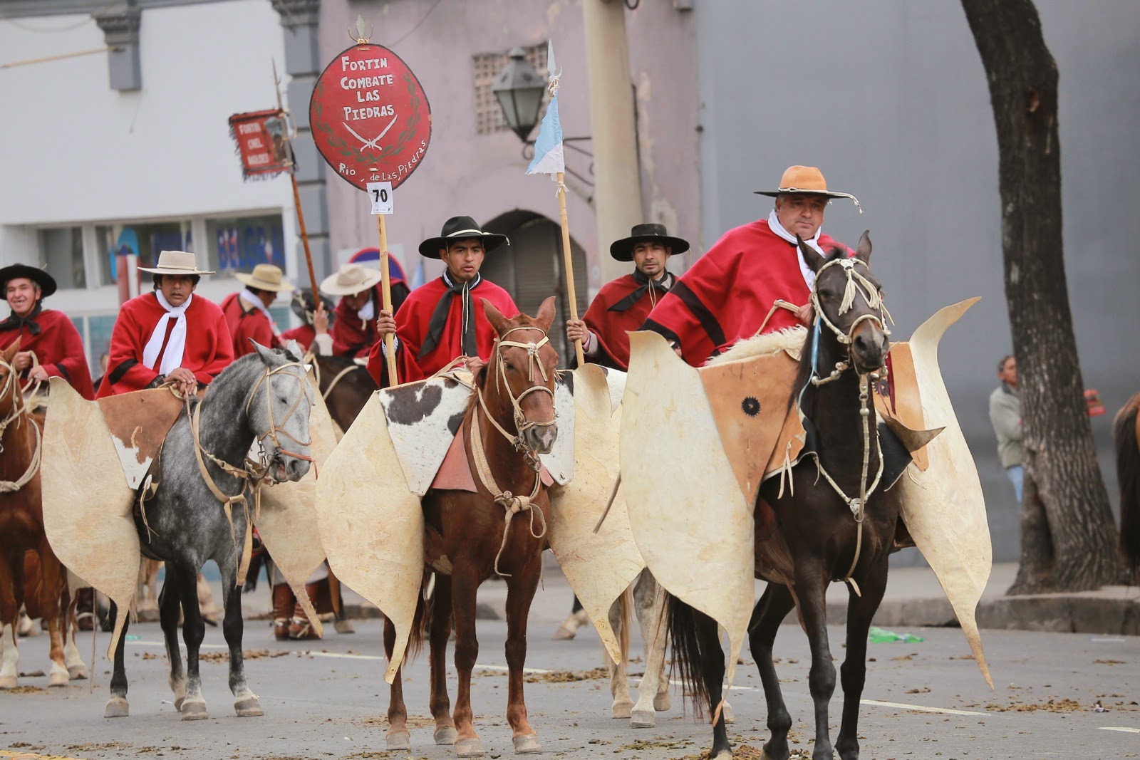 Gaucho à cheval pendant le Festival de la Patria Grande