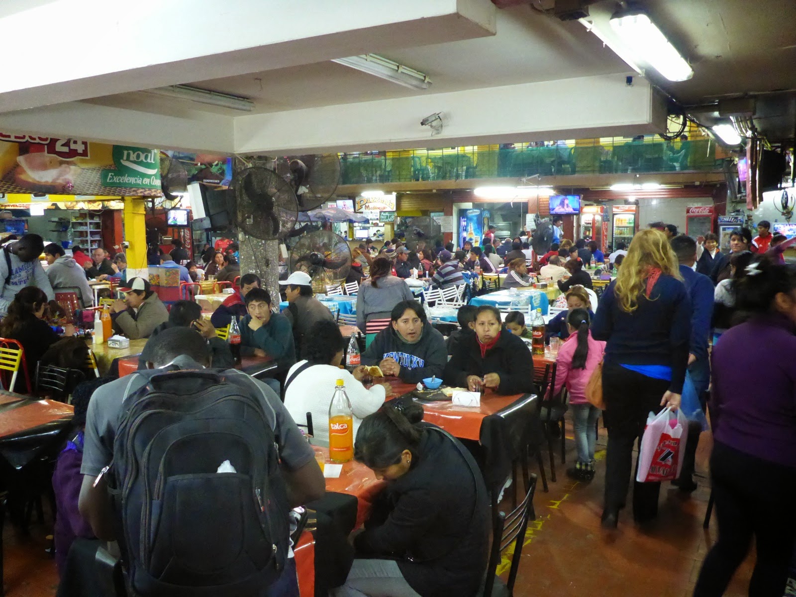 Foule dans la food court du marché