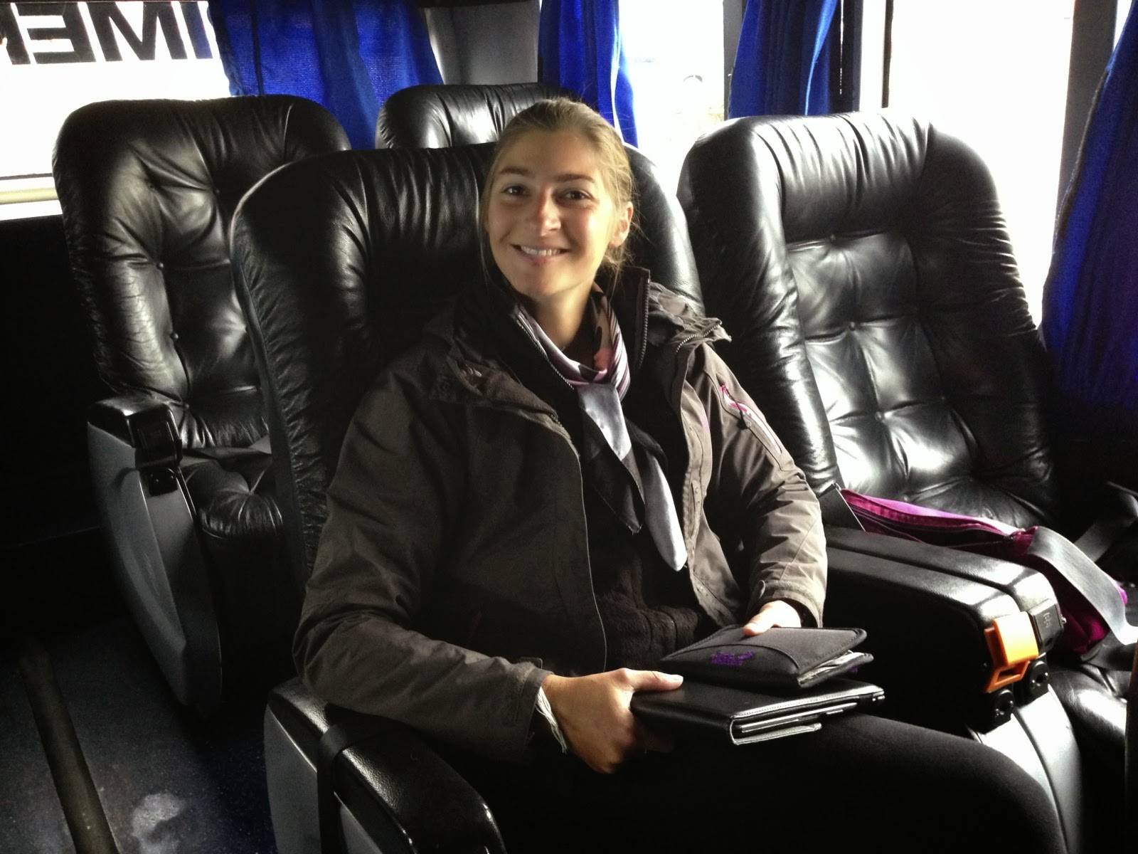 Installée dans un fauteuil du bus first class