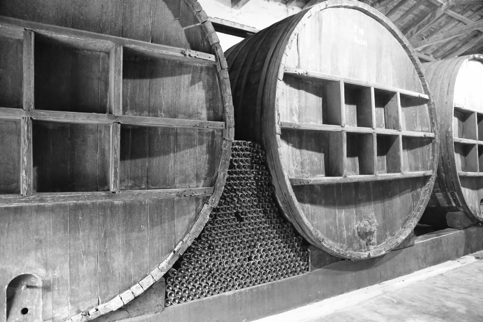 Cuves anciennes en noir et blanc