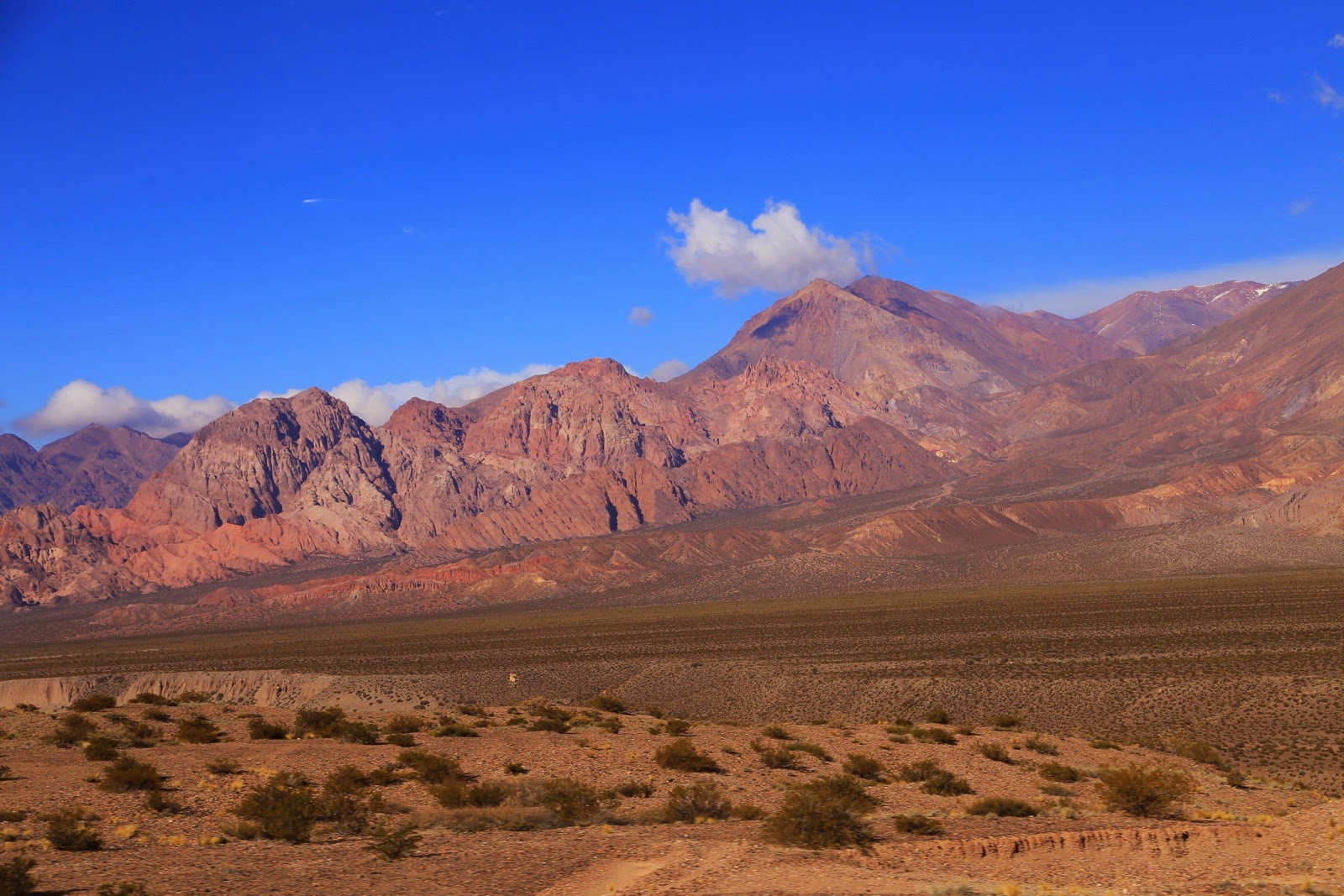 Montagnes rouges sous le ciel bleu