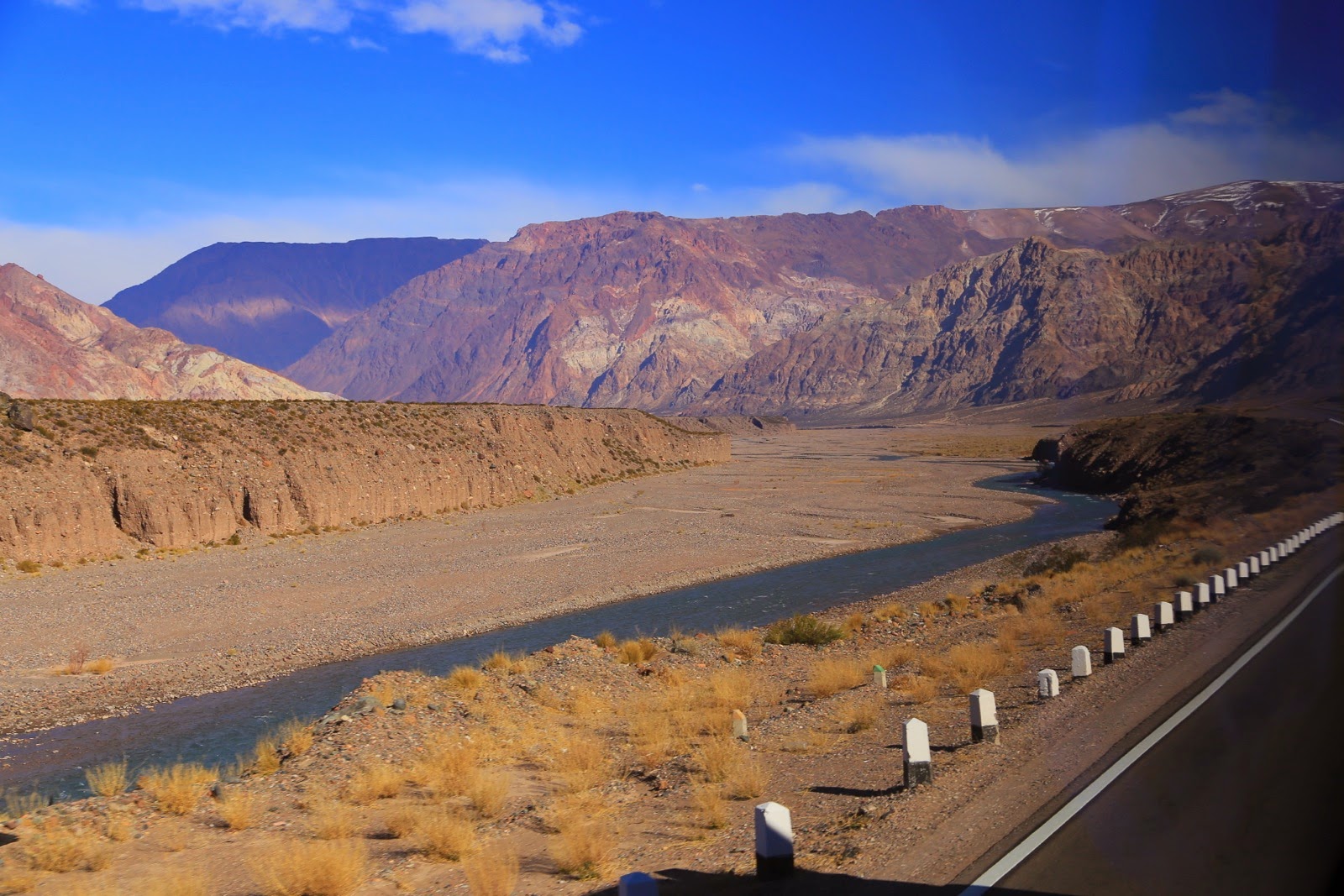 Route au bord du Rio Mendoza