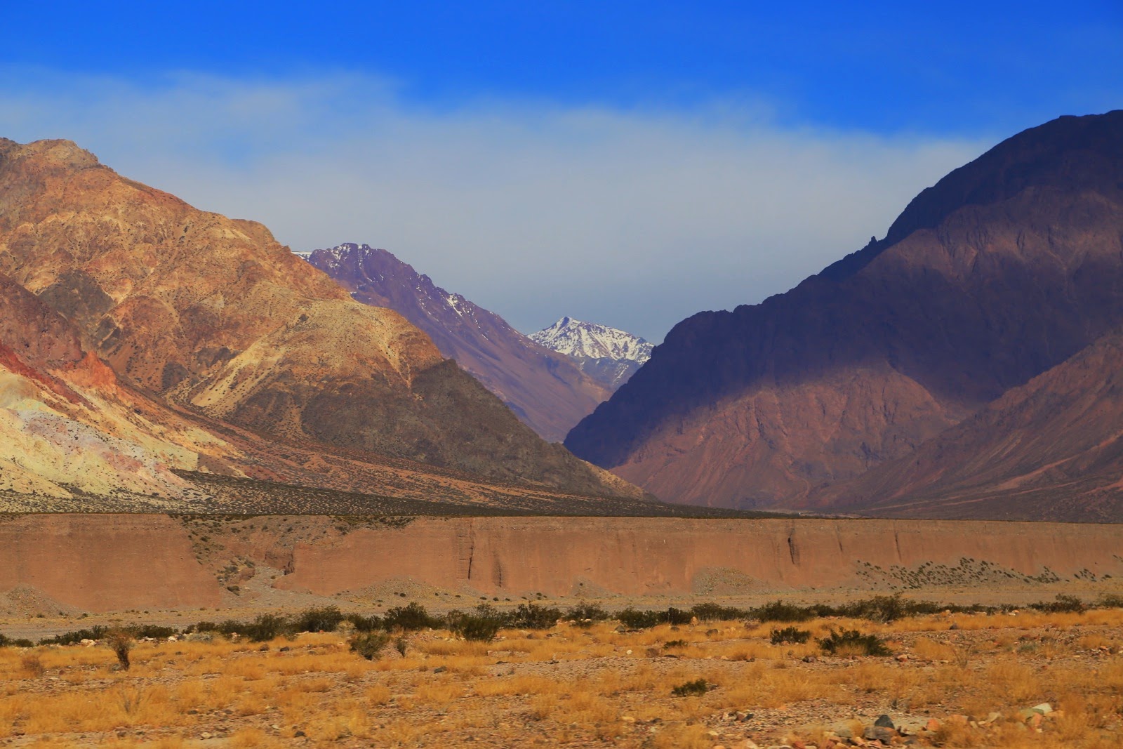 Montagnes aux strates colorées