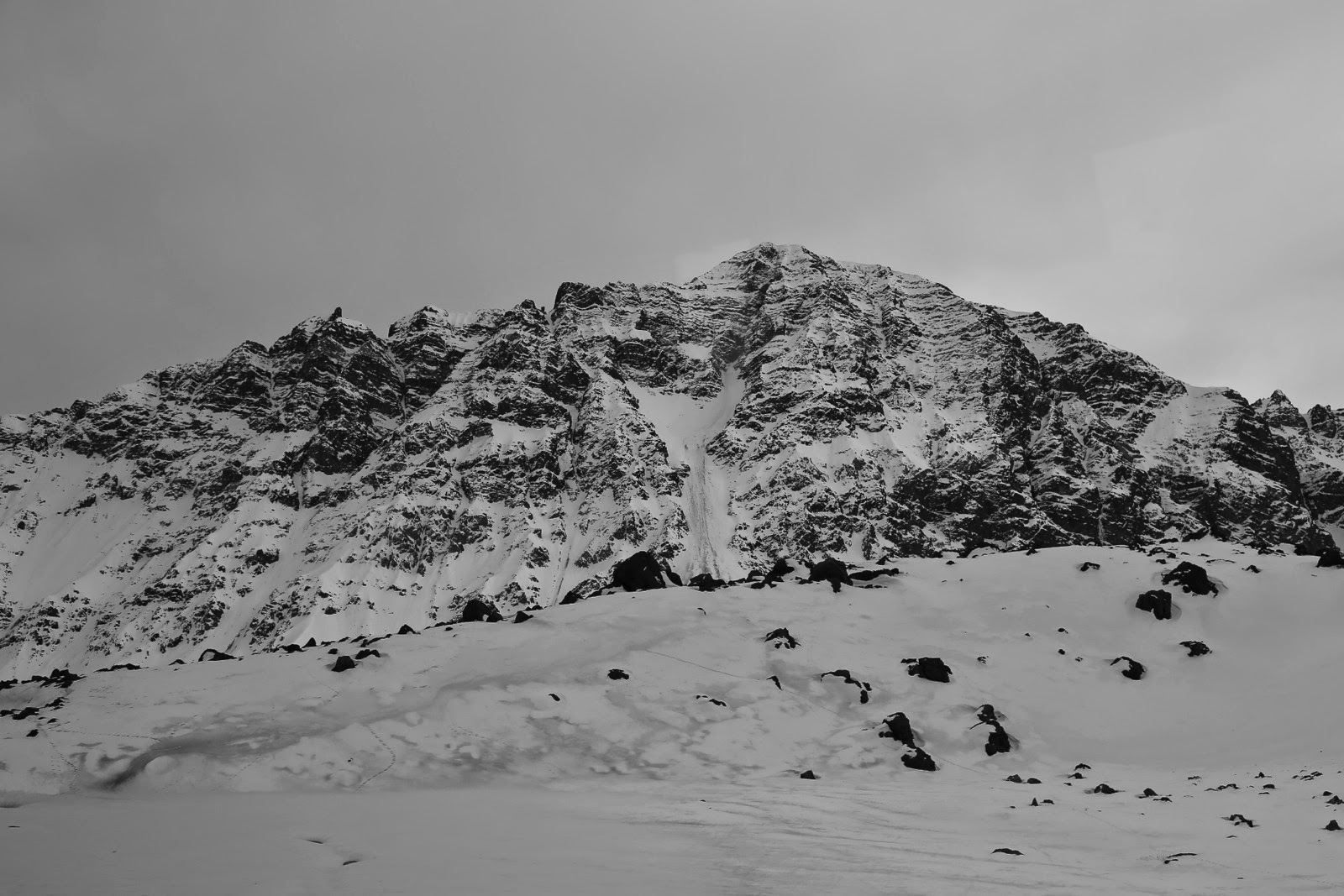 Sommet enneigé en noir et blanc