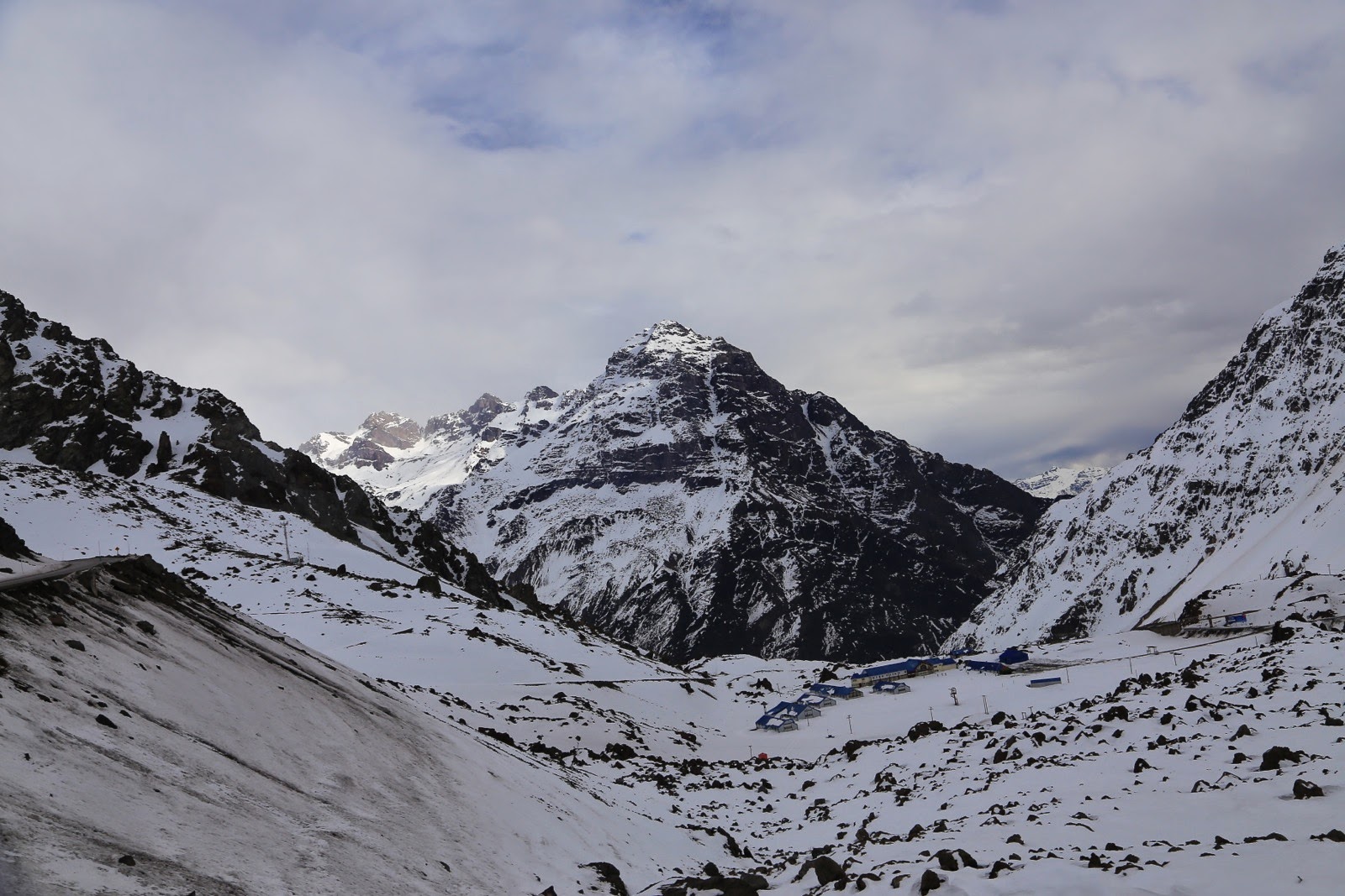 Vallée enneigée près de la frontière