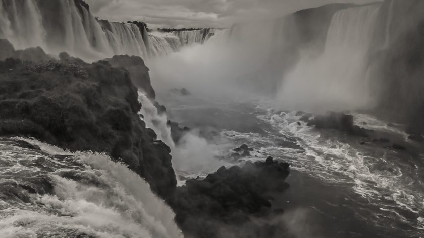 Les chutes d’Iguaçu en noir et blanc