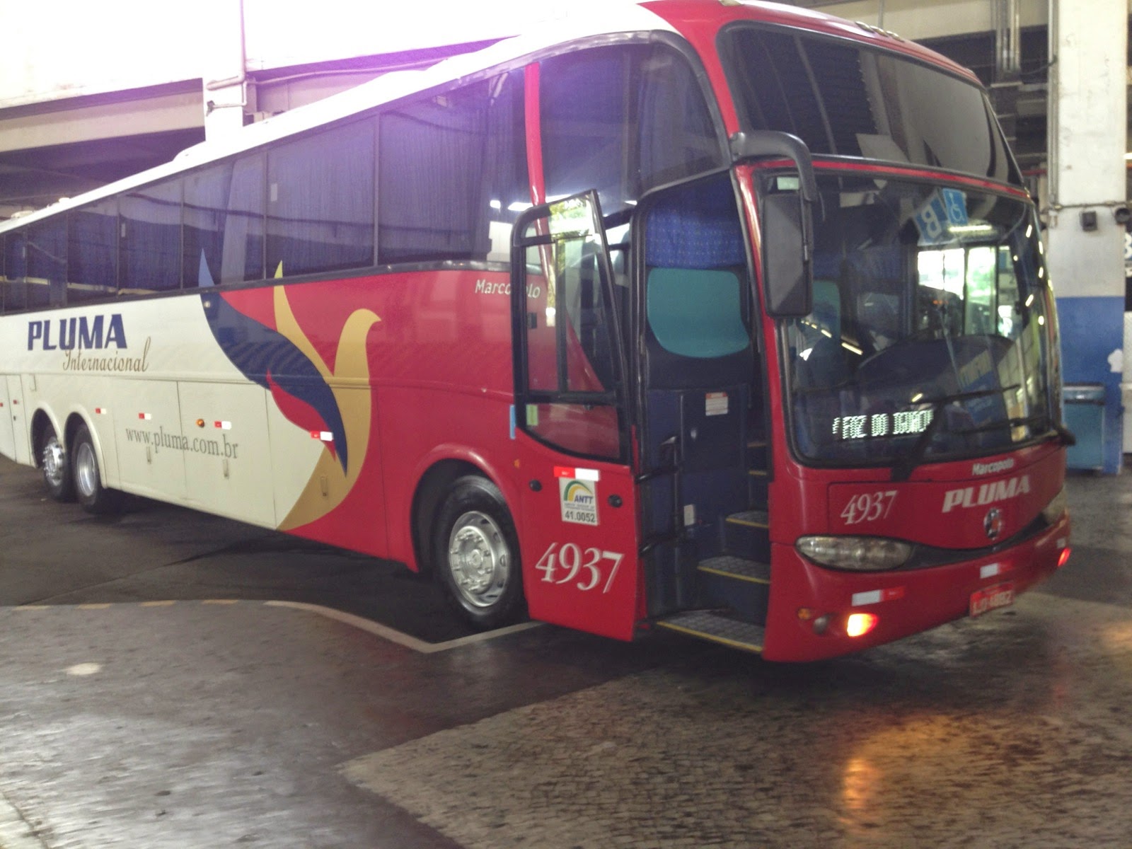 Bus rouge de longue distance à la gare routière