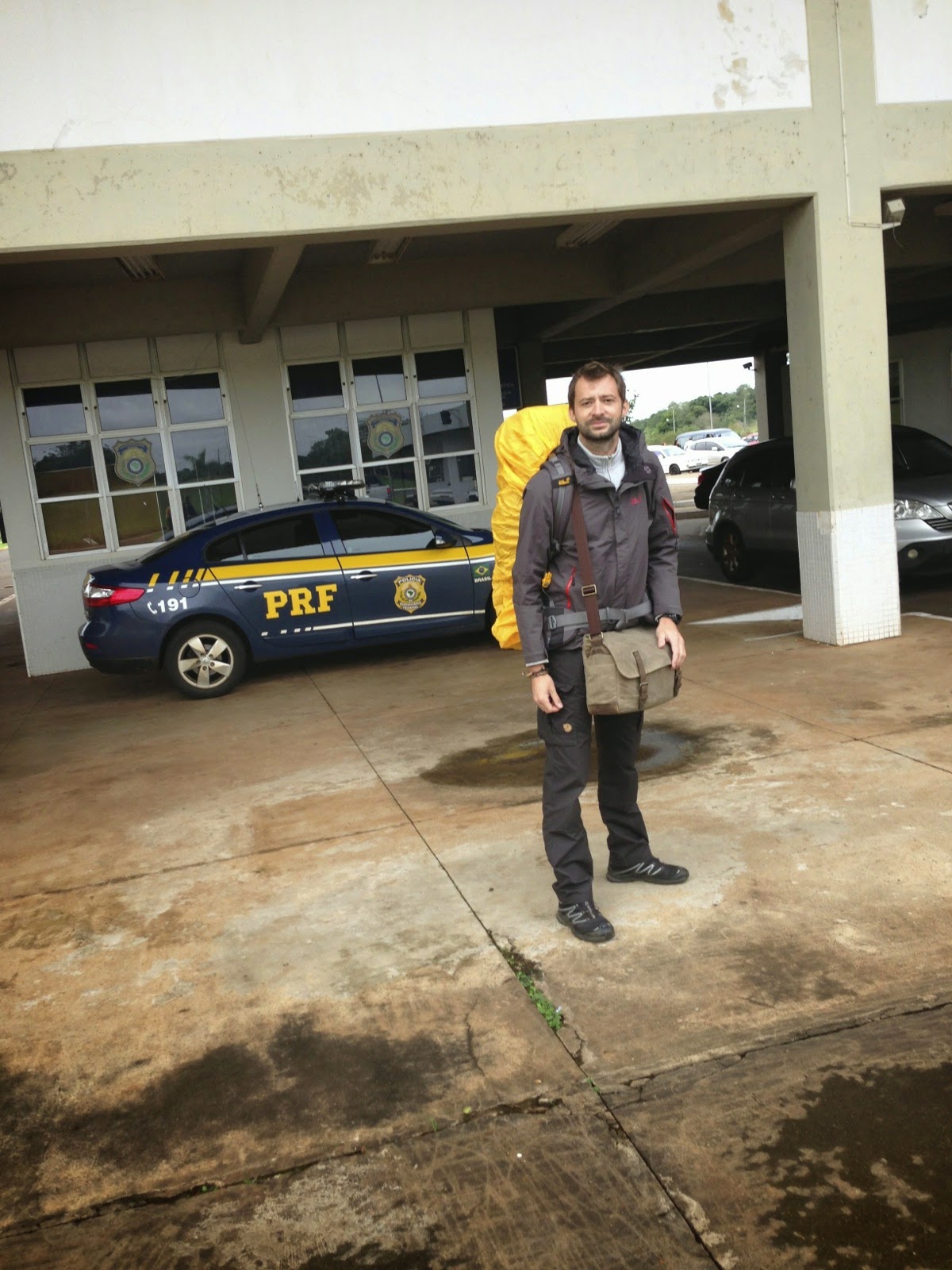 Devant une voiture de police au passage de la frontière