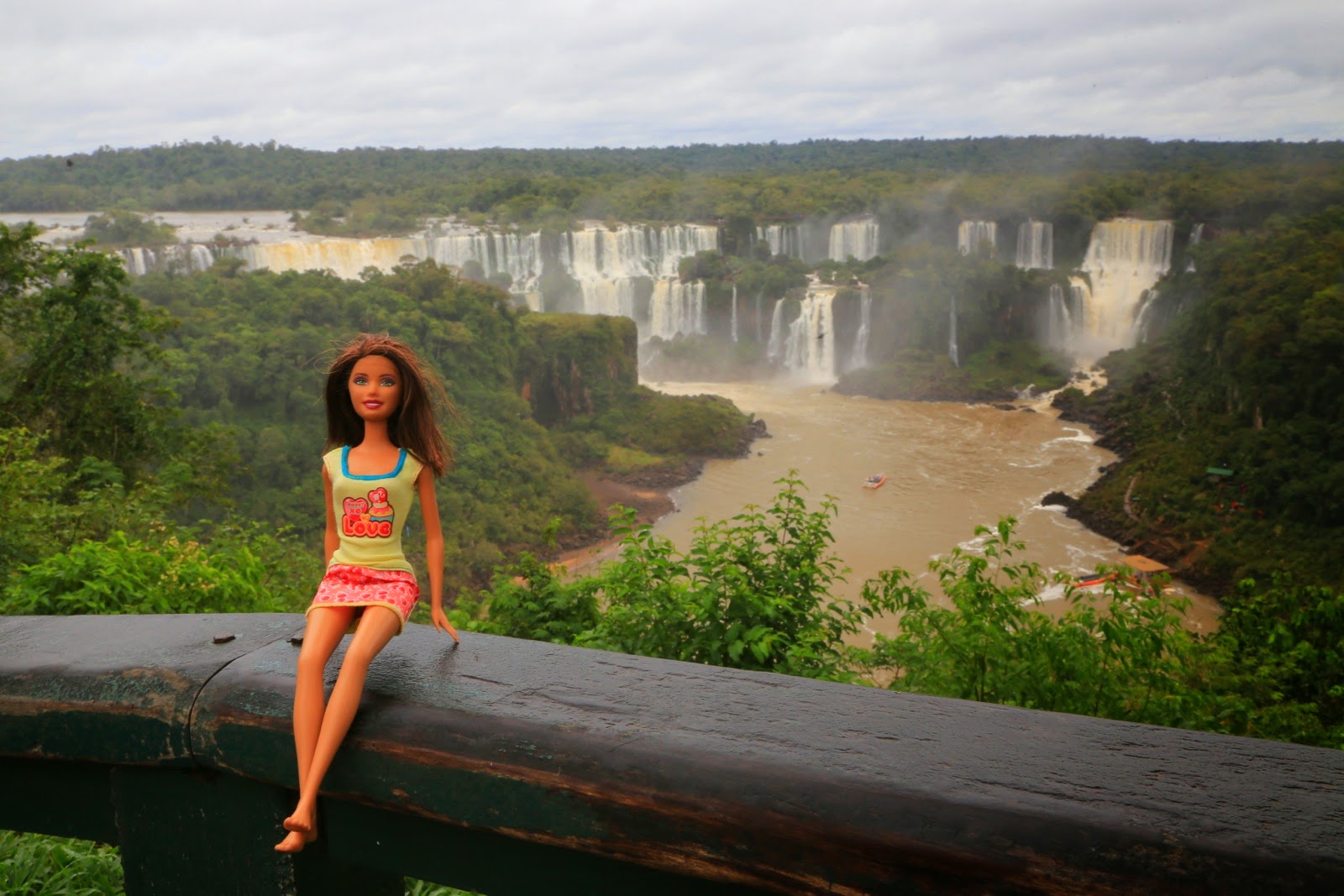 Barbie posée sur la rambarde face aux chutes