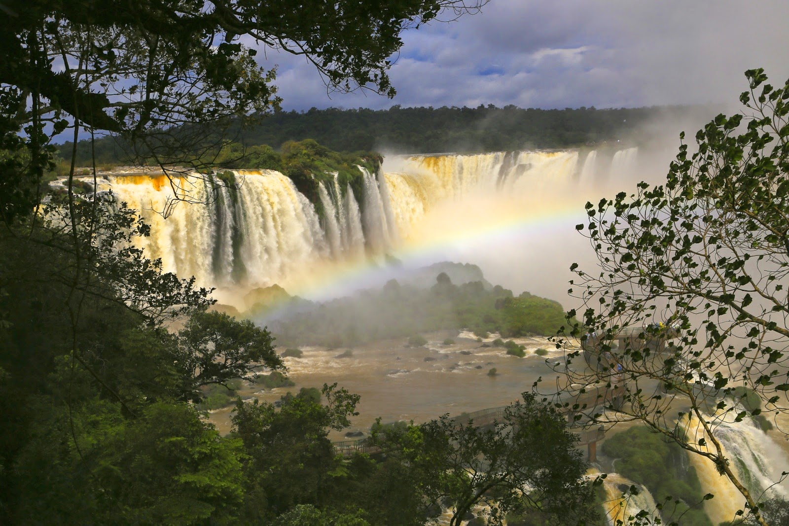 Arc-en-ciel dans la brume des chutes d’Iguaçu