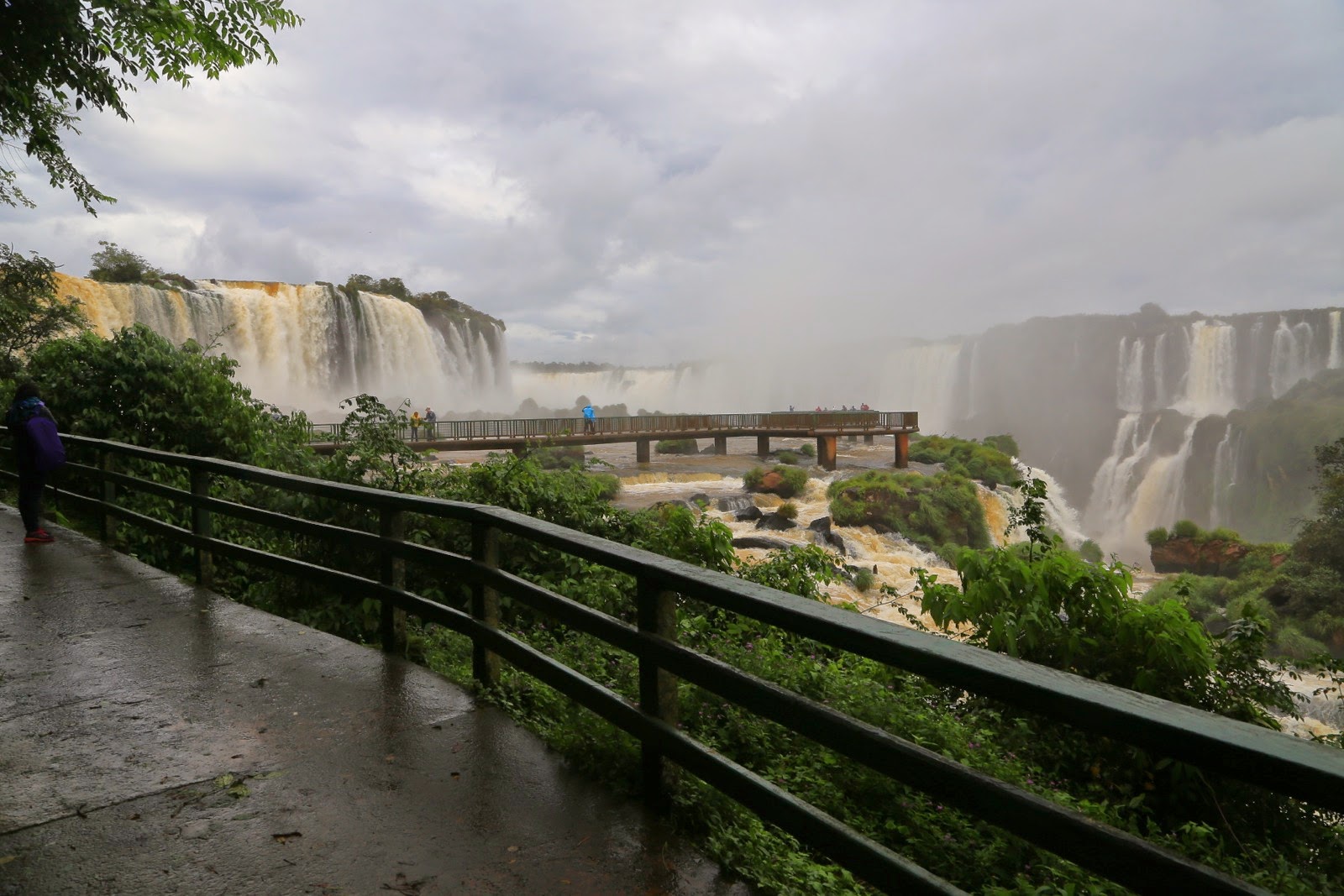 Passerelle qui s’avance vers les chutes