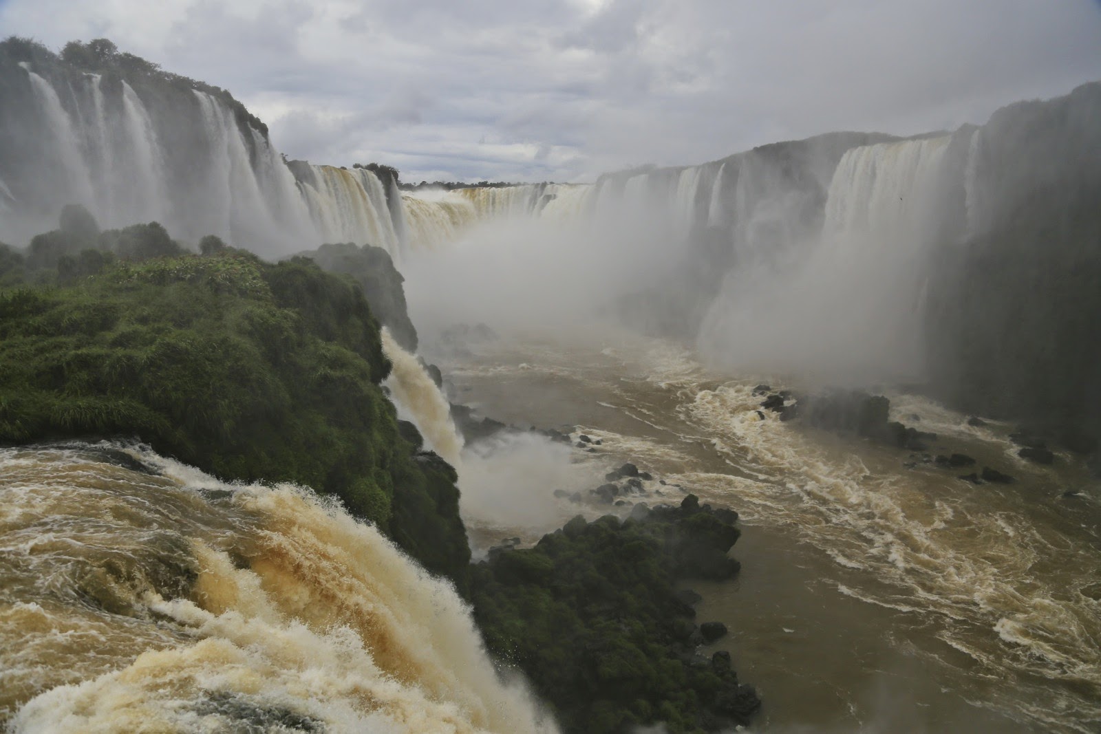 La Garganta do Diablo d’Iguaçu dans le brouillard