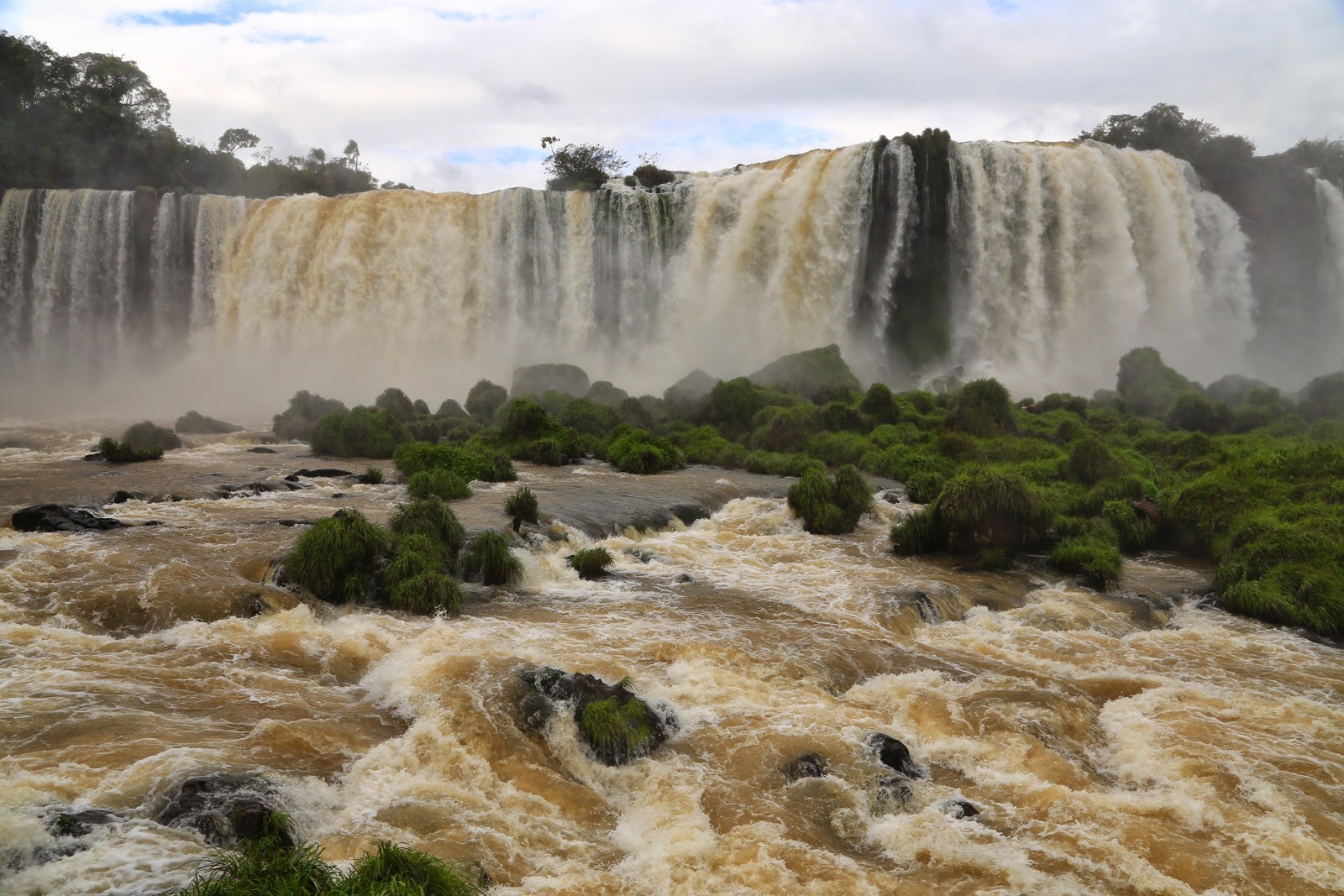Gros plan sur une cascade