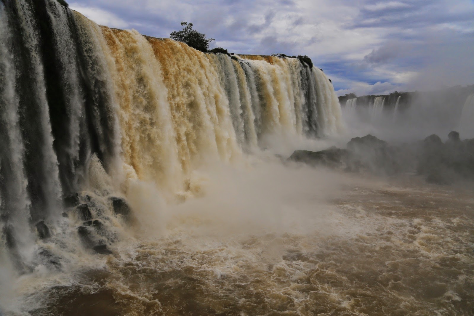 Trombes d’eau au pied des chutes