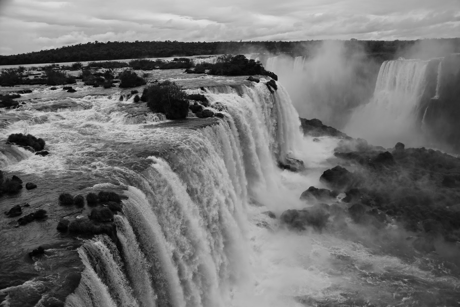 Cascade en noir et blanc