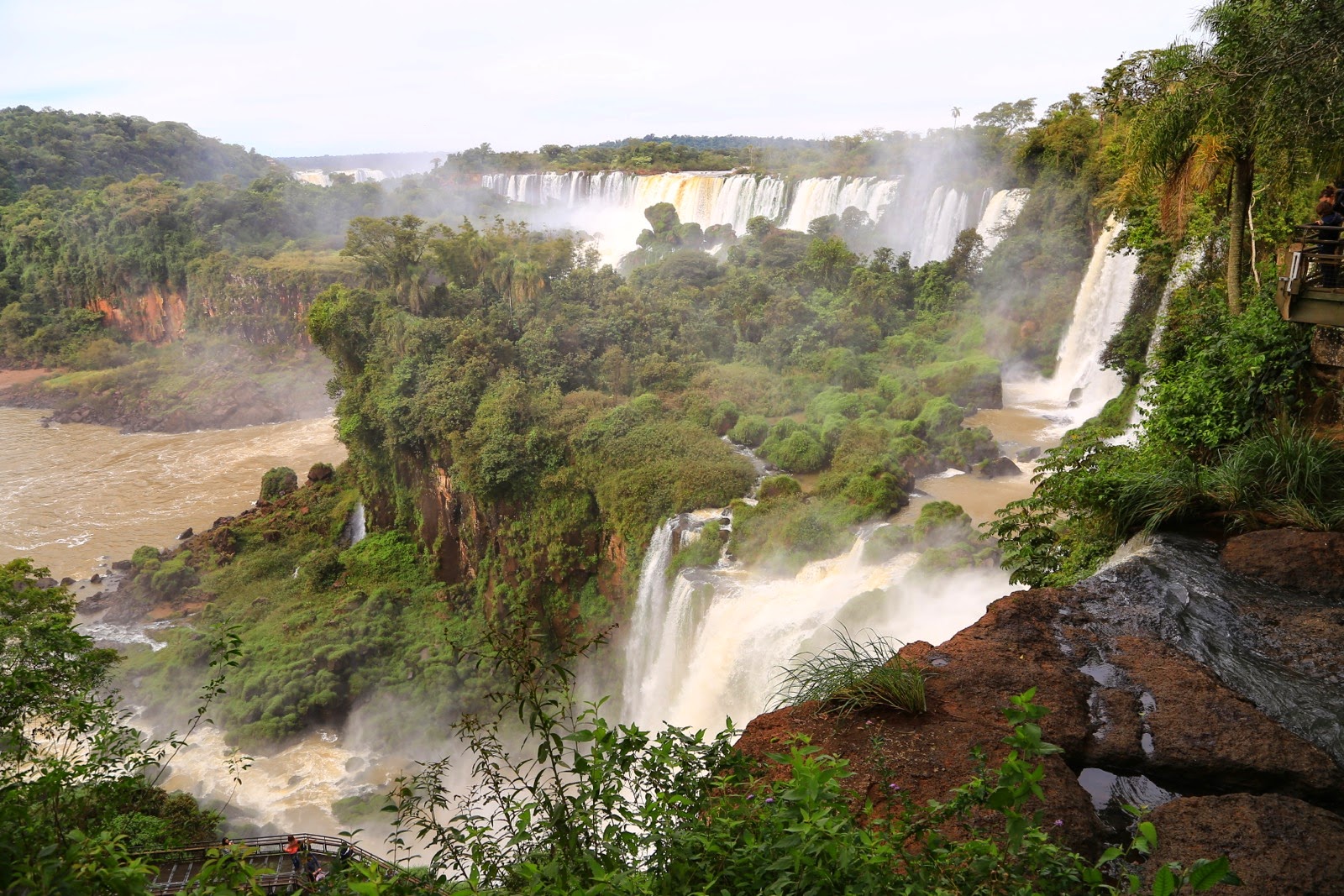 Chutes au milieu de la jungle côté argentin