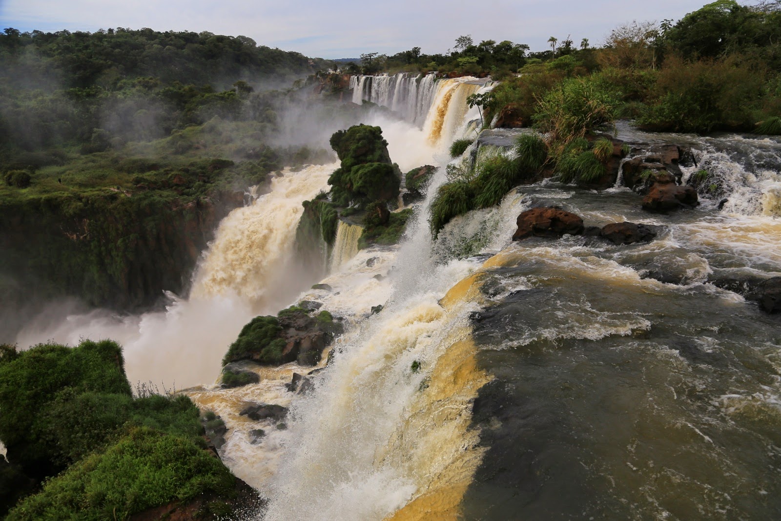 Chutes et végétation tropicale