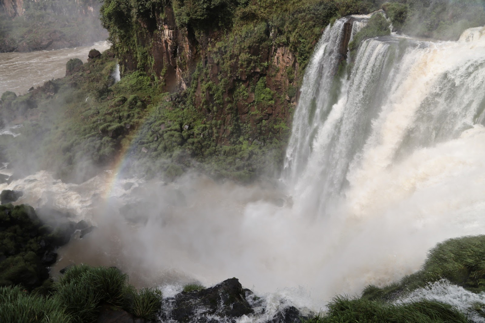 Large front de cascades