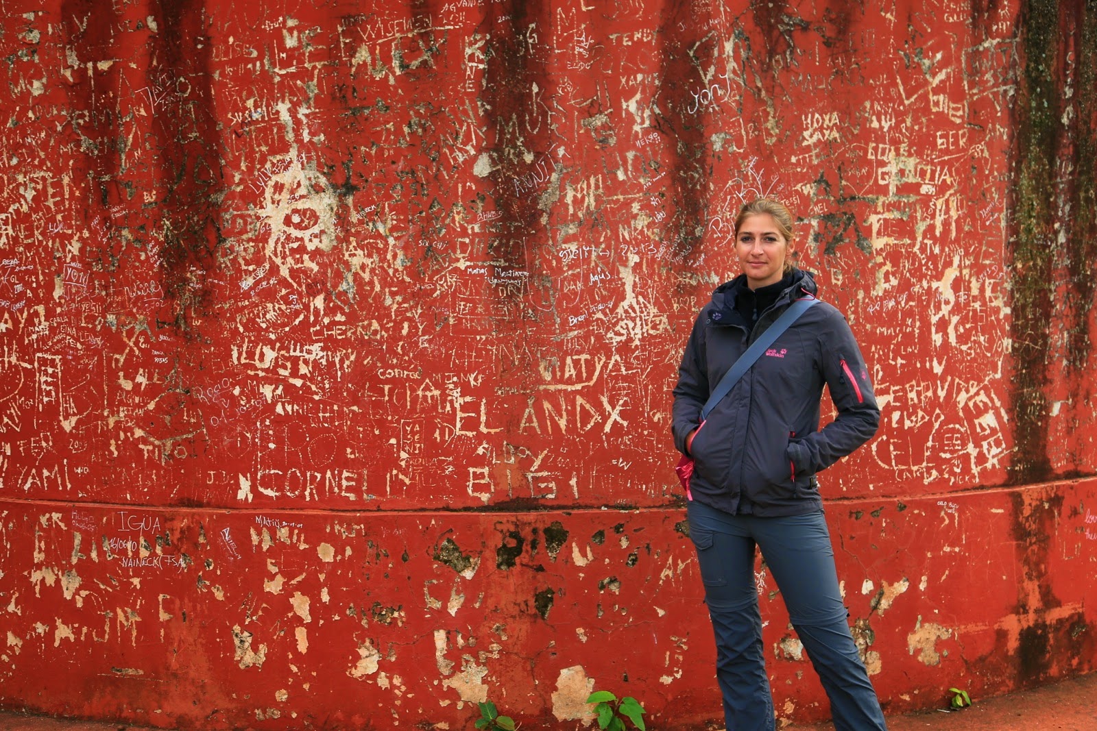 Pause contre un mur de terre rouge