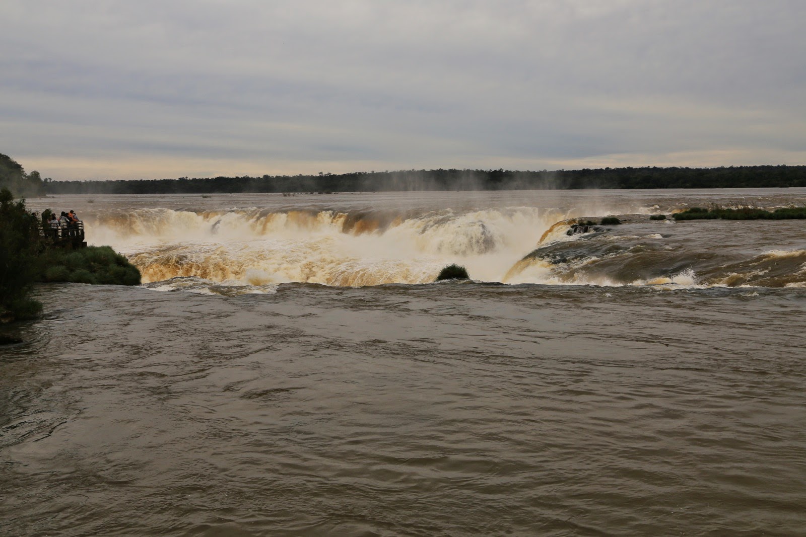 Fleuve calme en amont des chutes