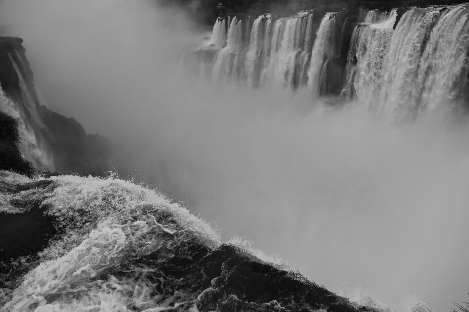 Fleuve et chutes en noir et blanc