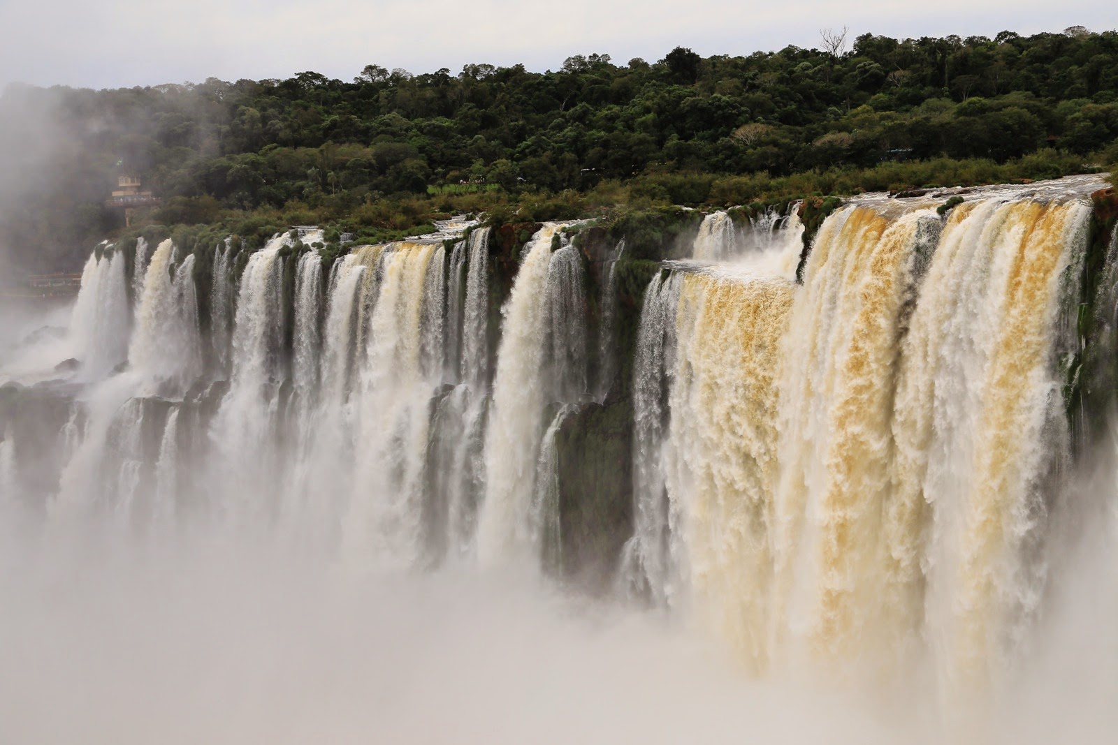 Eau qui plonge dans la Garganta del Diablo