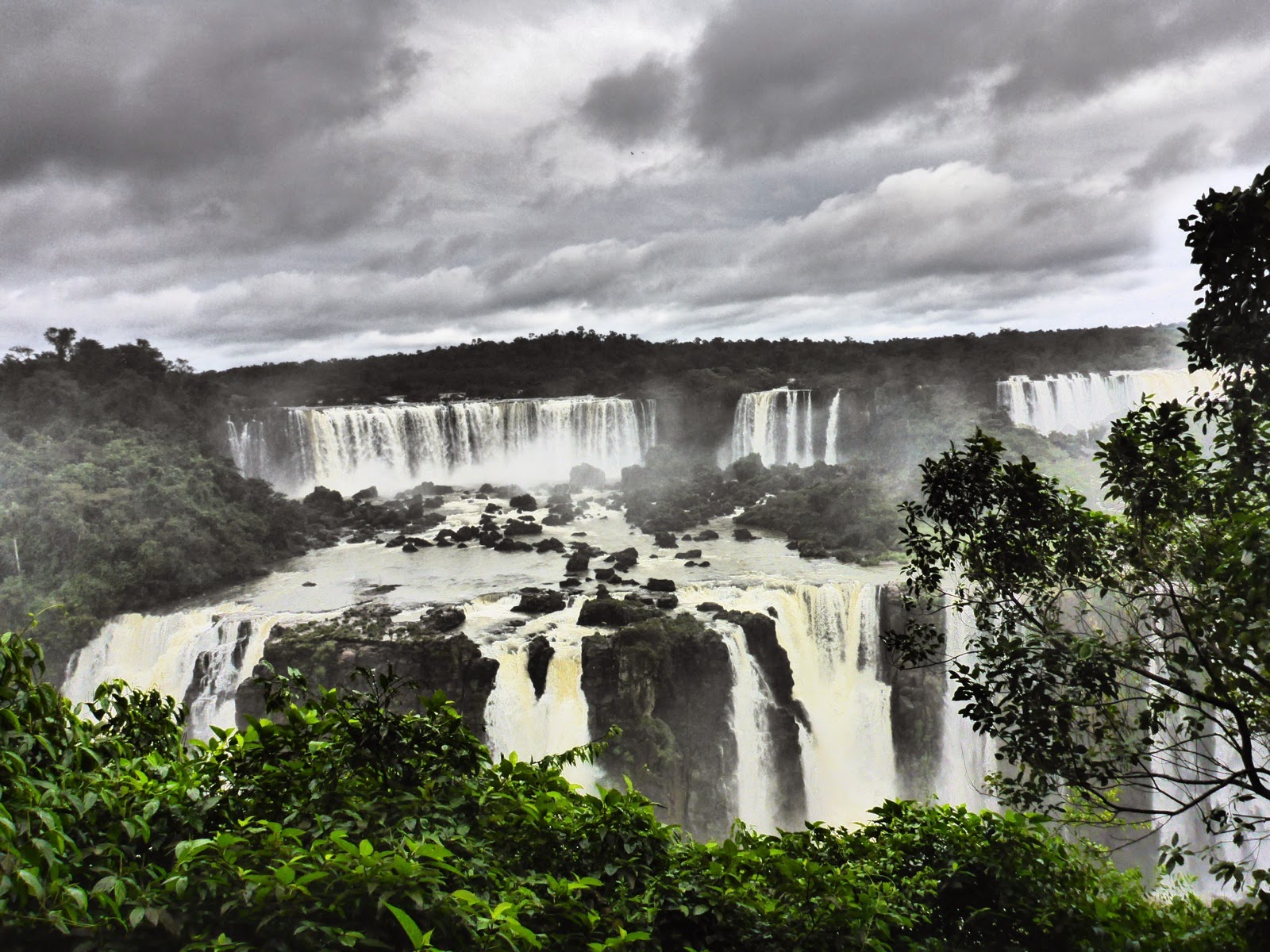 Rideau d’eau impressionnant des chutes d’Iguaçu