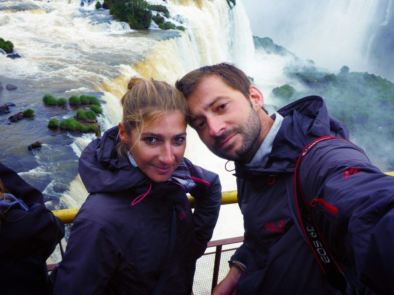 Selfie en couple devant les chutes