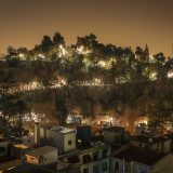 Le Cerro Santa Lucia illuminé la nuit à Santiago