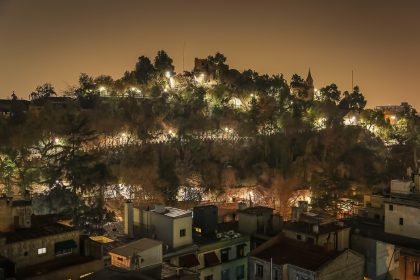 Le Cerro Santa Lucia illuminé la nuit à Santiago