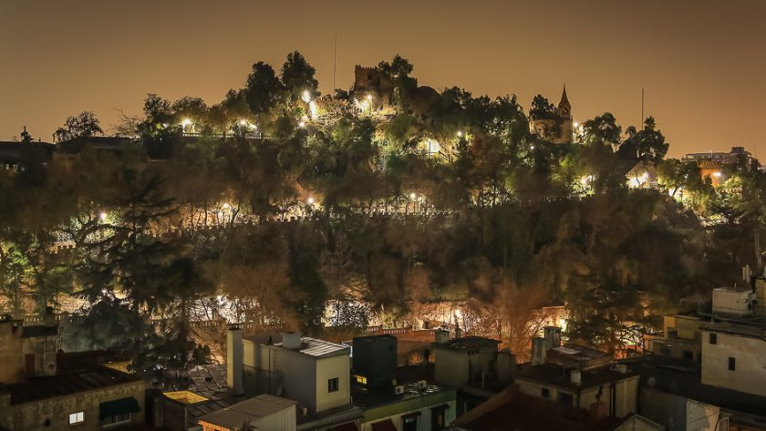 Le Cerro Santa Lucia illuminé la nuit à Santiago
