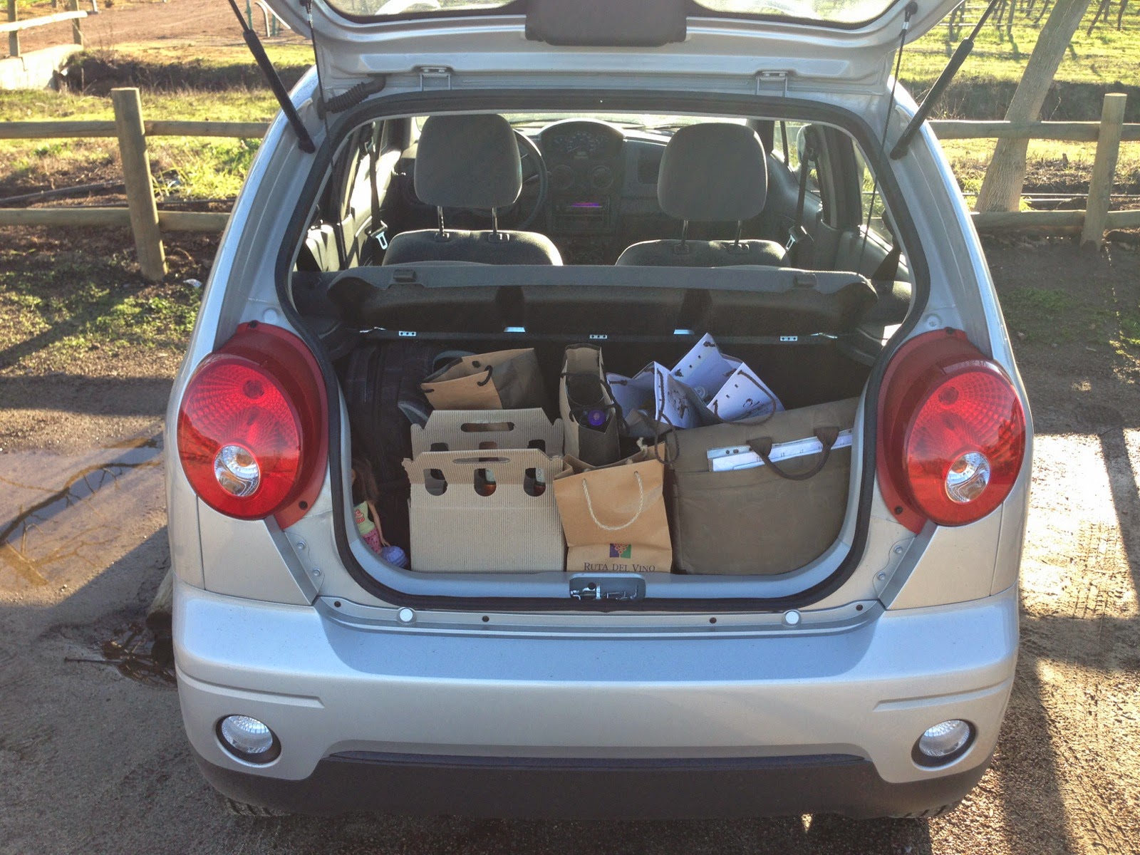 Coffre de la voiture rempli de bouteilles
