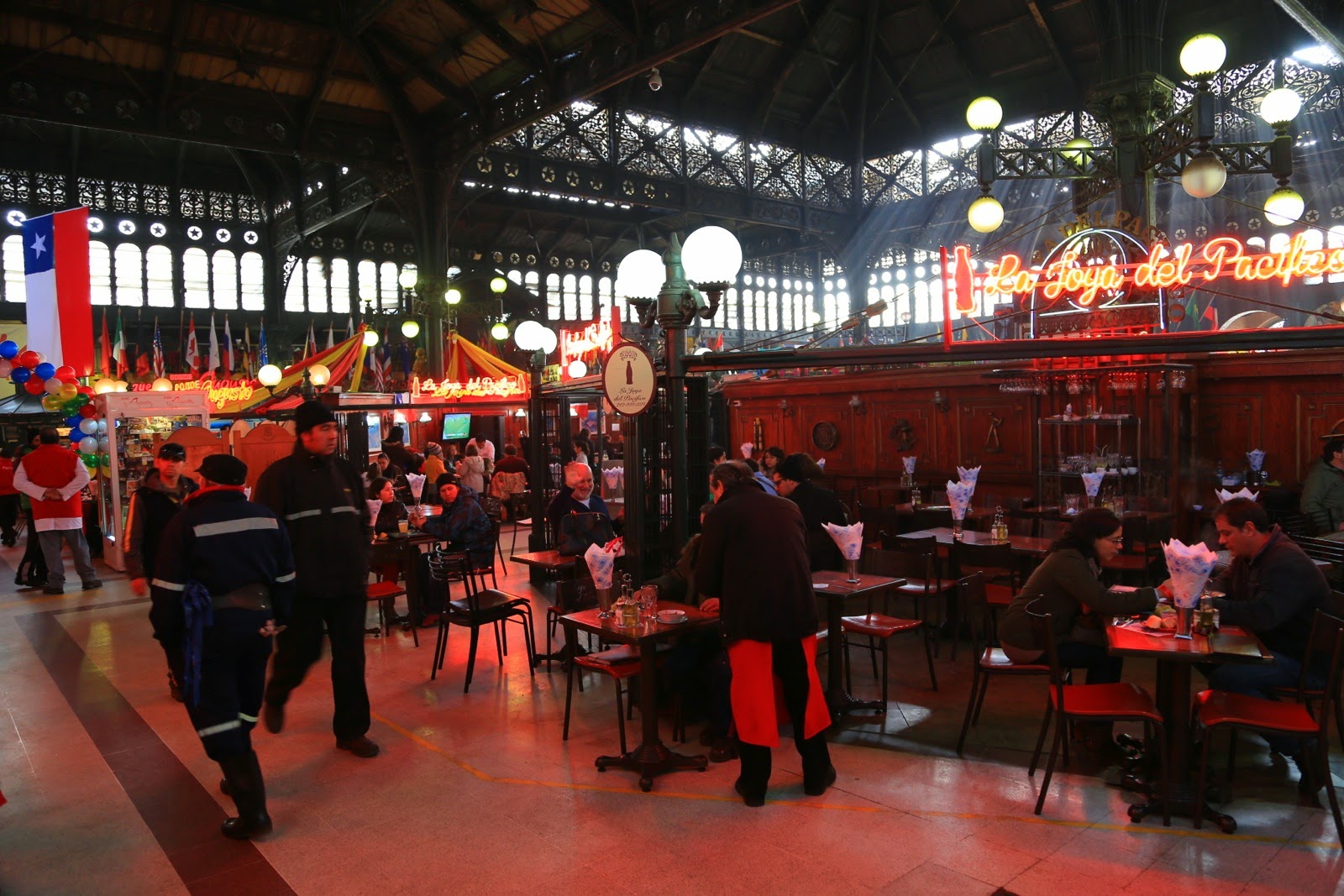 Sous la halle en fer forgé du Mercado Central