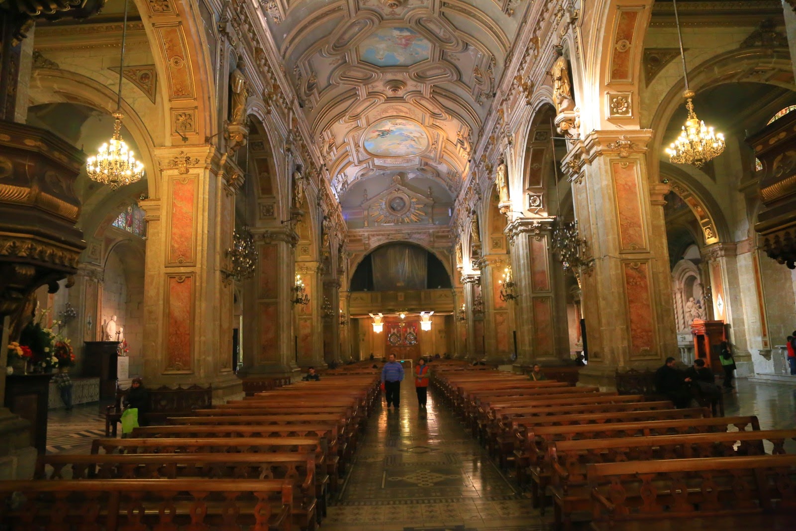Bancs et autel de la cathédrale