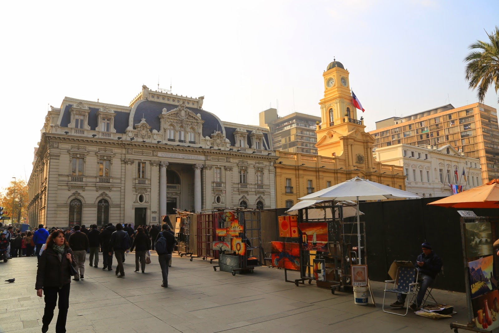 Façade et stands près de la Plaza de Armas