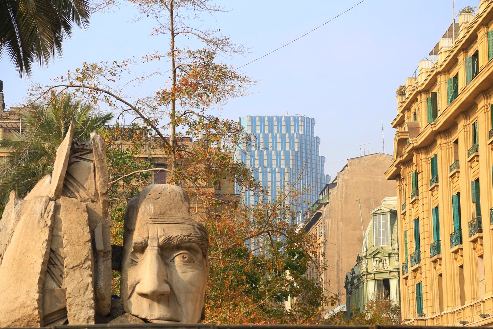 Sculpture et immeubles du centre-ville