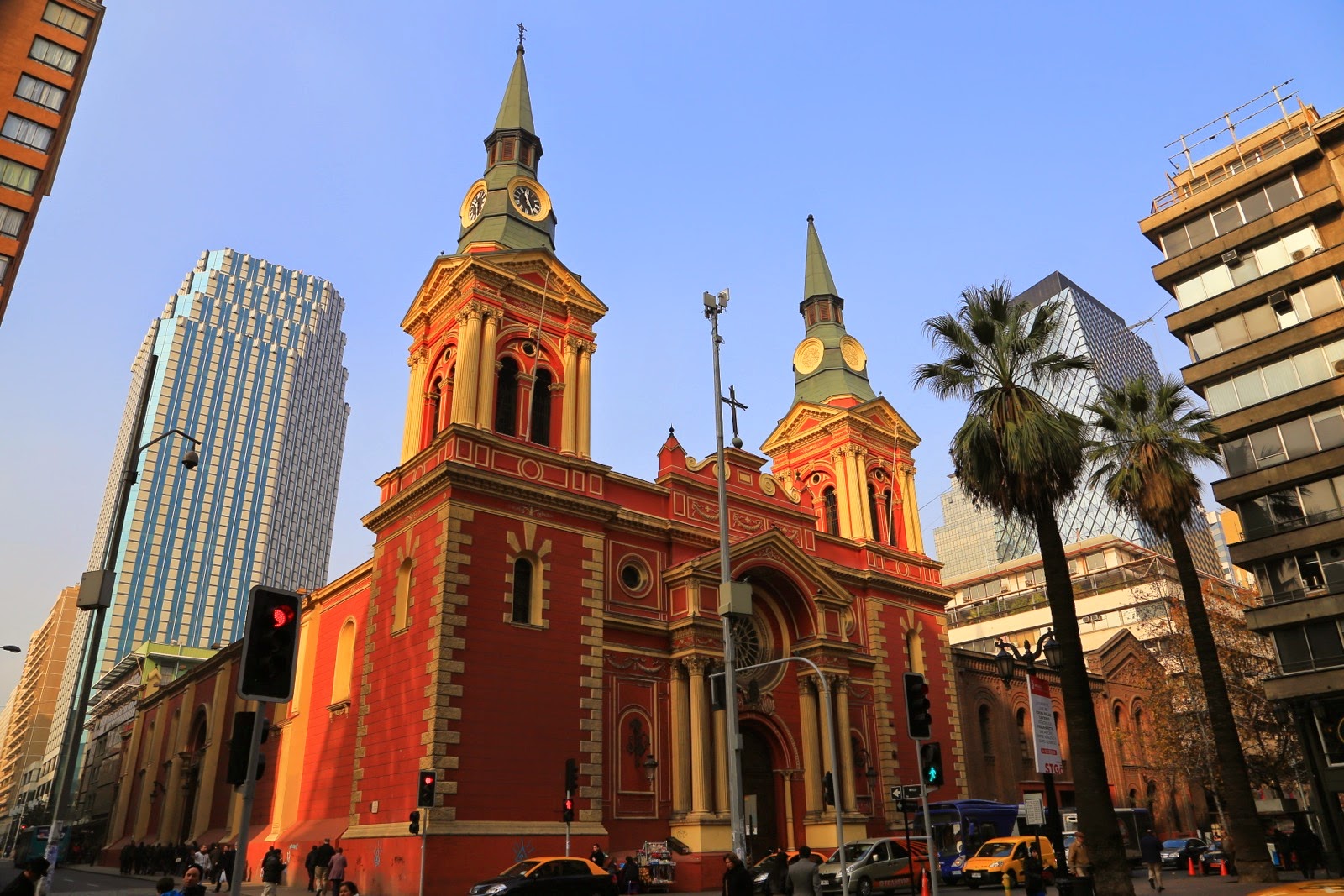 Église rouge entre les tours