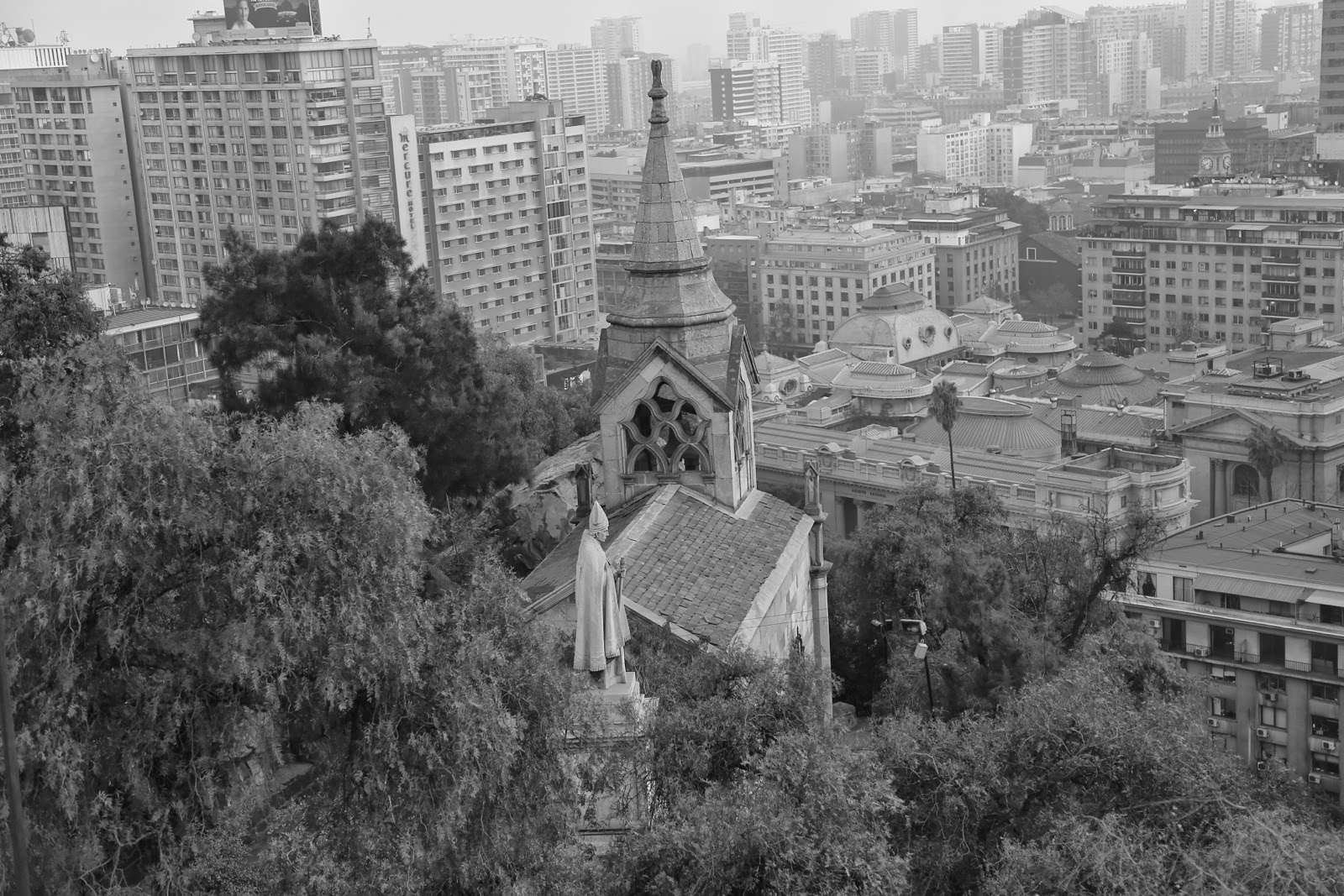 Vue sur la ville depuis le cerro en noir et blanc