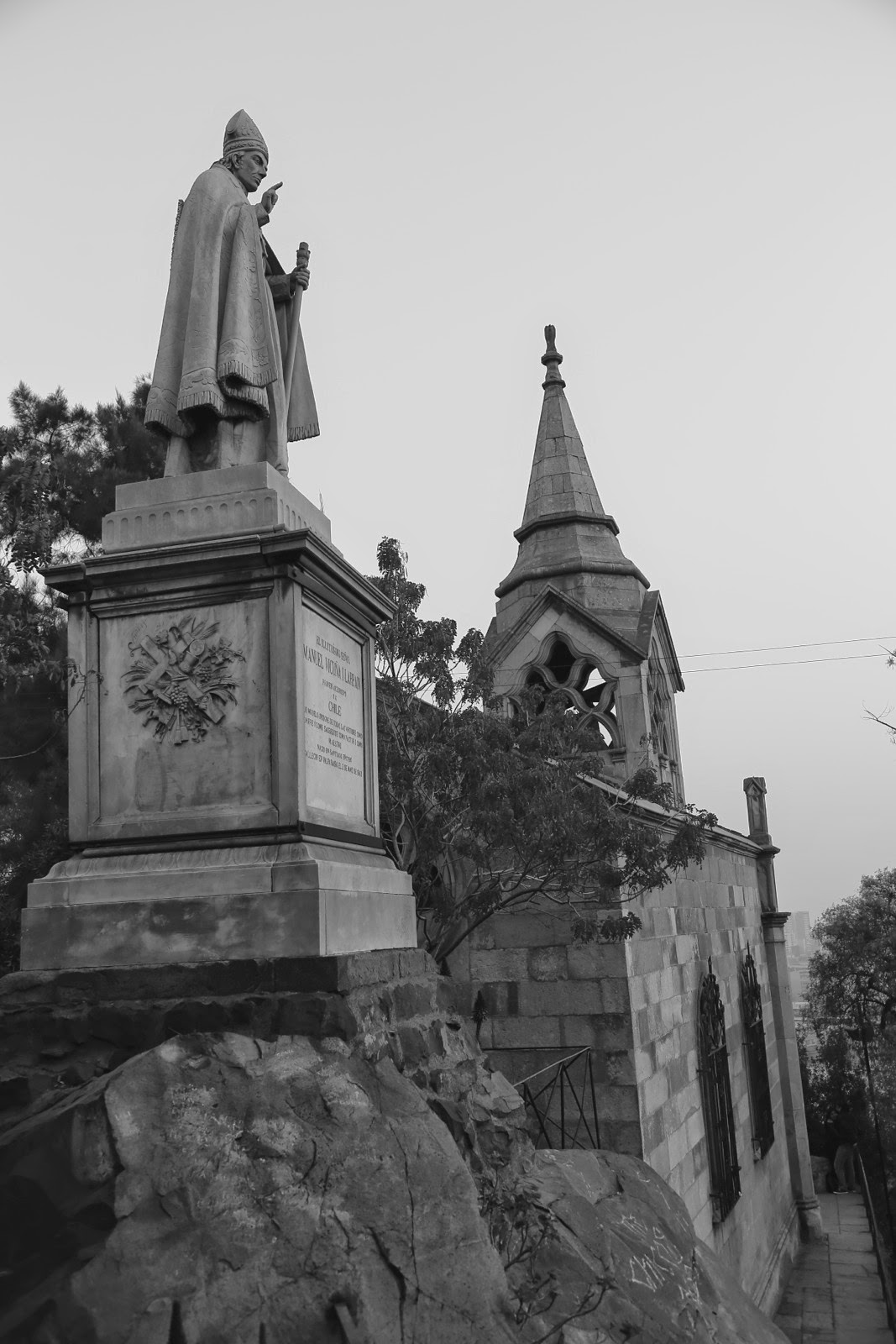 Clocher et monument en noir et blanc