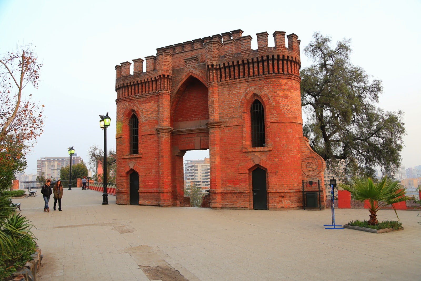 Porte crénelée en briques rouges