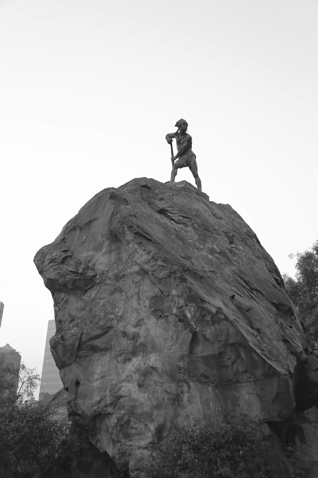Statue sur un rocher en noir et blanc