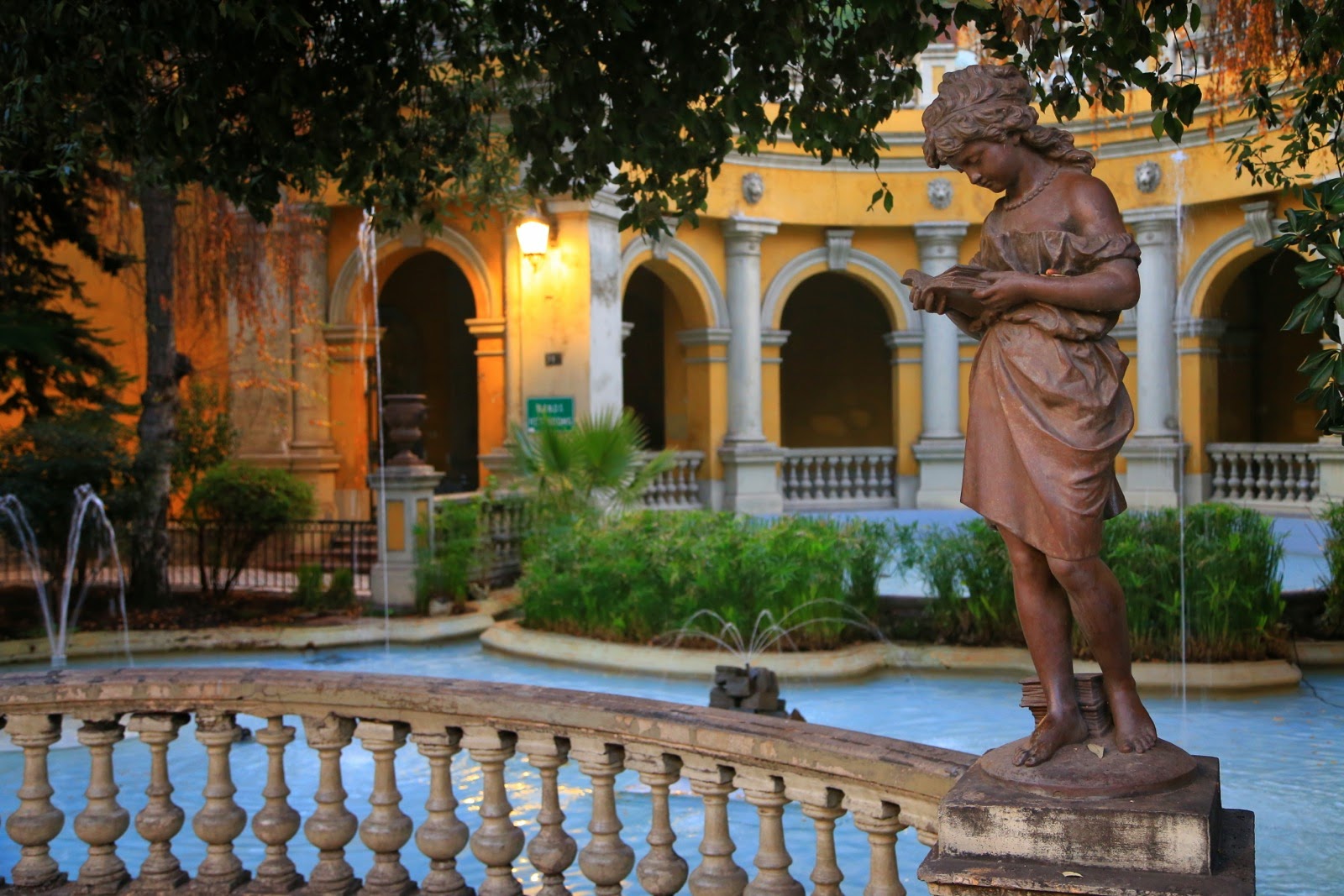 Statue et balustrade de la fontaine de Neptune