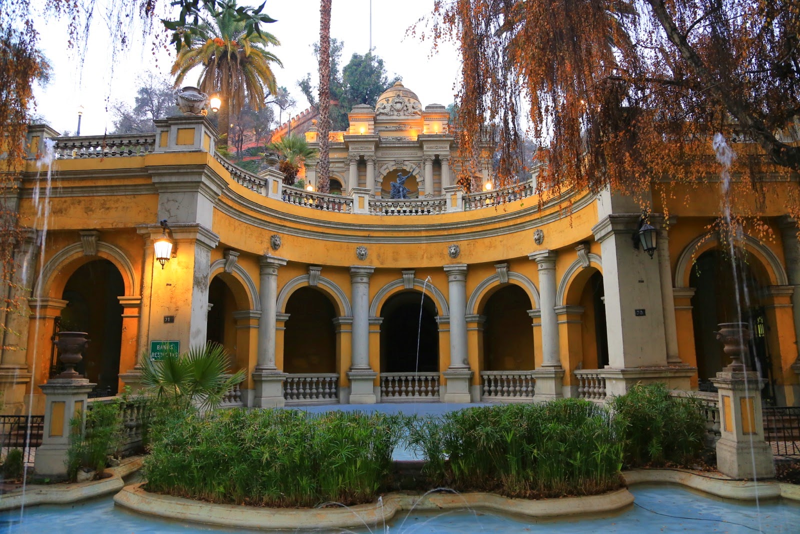 La fontaine de Neptune au crépuscule